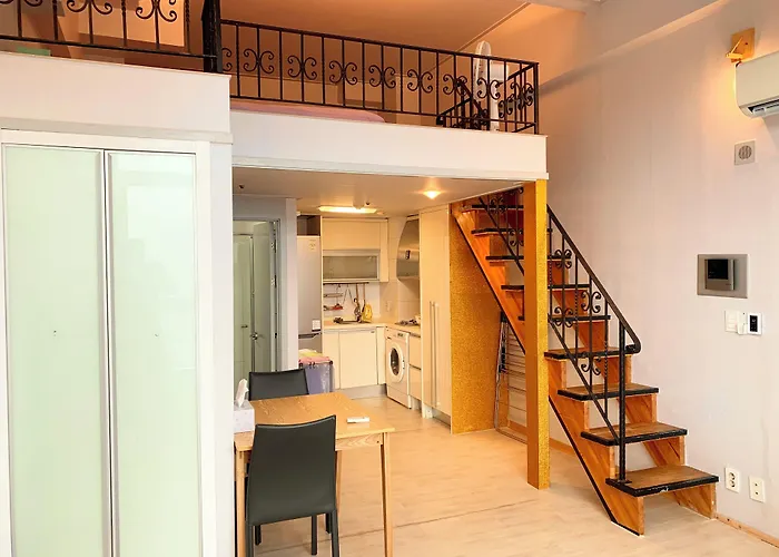 Travel House *